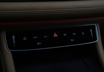 Подержанный автомобиль Voyah Dream 2023 года (18 фото)