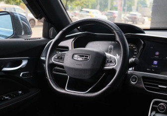 Подержанный автомобиль Geely Tugella 2022 года (11 фото)