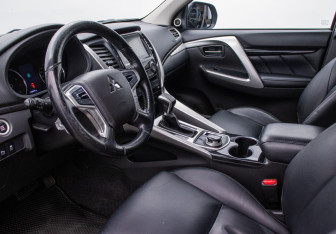 Подержанный автомобиль Mitsubishi Pajero Sport 2016 года (10 фото)
