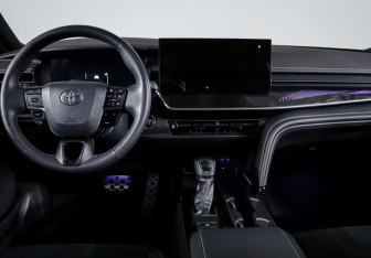 Подержанный автомобиль Toyota Camry Sedan 2024 года (12 фото)