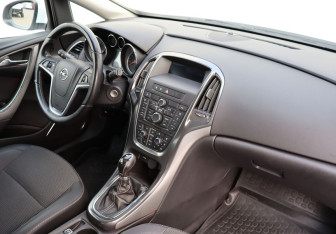 Подержанный автомобиль Opel Astra Hatchback 2011 года (10 фото)