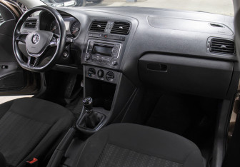 Подержанный автомобиль Volkswagen Polo Sedan 2015 года (11 фото)