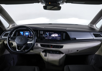 Подержанный автомобиль Volkswagen Multivan 2022 года (19 фото)