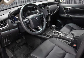 Подержанный автомобиль Toyota Fortuner 2022 года (16 фото)