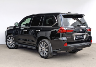 Подержанный автомобиль Lexus LX 2017 года (7 фото)