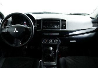 Подержанный автомобиль Mitsubishi Lancer Sedan 2013 года (9 фото)