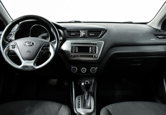 Подержанный автомобиль Kia Rio Hatchback 2017 года (9 фото)