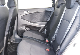 Подержанный автомобиль Hyundai Solaris Hatchback 2015 года (8 фото)