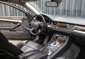 Подержанный автомобиль Audi A8 2008 года (11 фото)