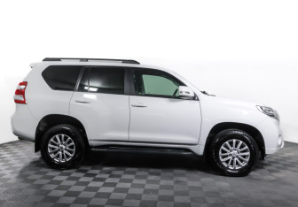 Подержанный автомобиль Toyota Land Cruiser Prado 2016 года (4 фото)