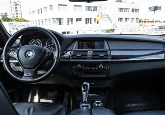Подержанный автомобиль BMW X5 2011 года (12 фото)