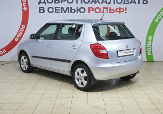 Подержанный автомобиль Skoda Fabia Hatchback 2010 года (6 фото)