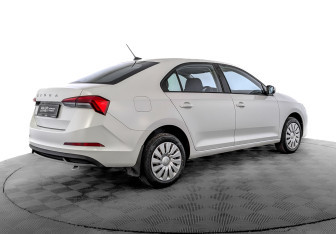 Подержанный автомобиль Skoda Rapid Liftback 2021 года (5 фото)
