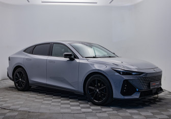 Подержанный автомобиль Changan UNI-V 2023 года (7 фото)