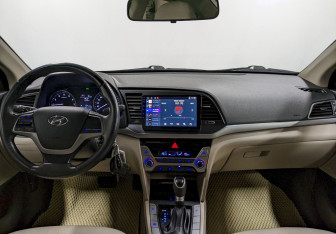 Подержанный автомобиль Hyundai Elantra Sedan 2017 года (22 фото)