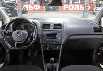 Подержанный автомобиль Volkswagen Polo Sedan 2015 года (14 фото)