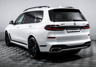 Подержанный автомобиль BMW X7 2023 года (7 фото)