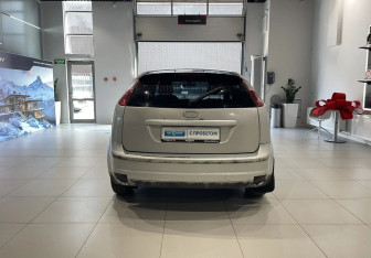 Подержанный автомобиль Ford Focus Hatchback 2007 года (5 фото)