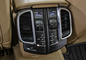 Подержанный автомобиль Porsche Cayenne 2011 года (24 фото)