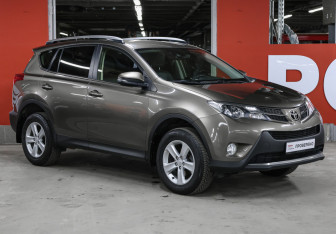Подержанный автомобиль Toyota RAV4 2013 года (3 фото)