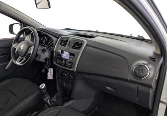 Подержанный автомобиль Renault Logan Sedan 2022 года (13 фото)