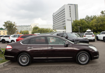 Подержанный автомобиль Nissan Teana 2013 года (3 фото)