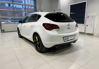 Подержанный автомобиль Opel Astra Hatchback 2012 года (7 фото)