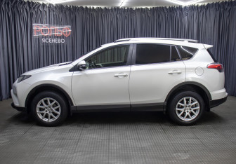 Подержанный автомобиль Toyota RAV4 2016 года (8 фото)