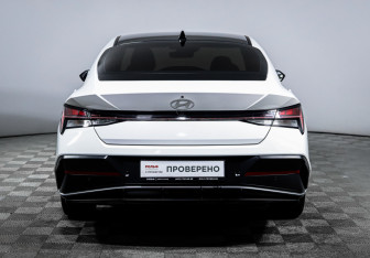 Подержанный автомобиль Hyundai Elantra Sedan 2023 года (6 фото)