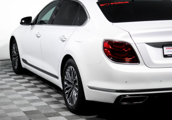 Подержанный автомобиль Kia K900 2019 года (19 фото)
