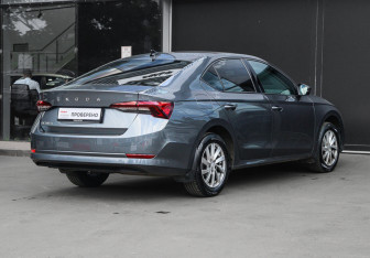 Подержанный автомобиль Skoda Octavia Liftback 2021 года (4 фото)