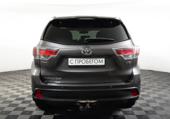 Подержанный автомобиль Toyota Highlander 2014 года (6 фото)