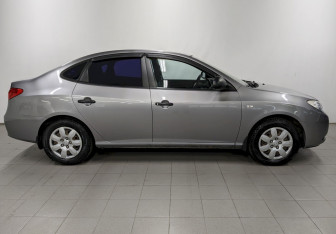 Подержанный автомобиль Hyundai Elantra Sedan 2010 года (4 фото)
