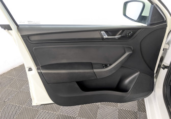 Подержанный автомобиль Skoda Rapid Liftback 2021 года (19 фото)