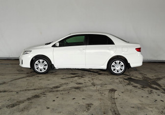 Подержанный автомобиль Toyota Corolla Sedan 2011 года (8 фото)