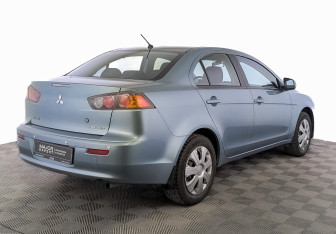Подержанный автомобиль Mitsubishi Lancer Sedan 2011 года (5 фото)