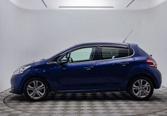 Подержанный автомобиль Peugeot 208 2014 года (8 фото)