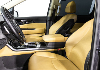 Подержанный автомобиль Kia Carnival 2020 года (9 фото)