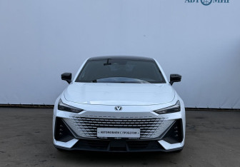 Подержанный автомобиль Changan UNI-V 2023 года (2 фото)