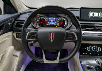 Подержанный автомобиль Hongqi H5 2022 года (17 фото)