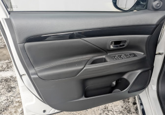 Подержанный автомобиль Mitsubishi Outlander 2022 года (19 фото)