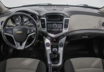Подержанный автомобиль Chevrolet Cruze Sedan 2012 года (13 фото)