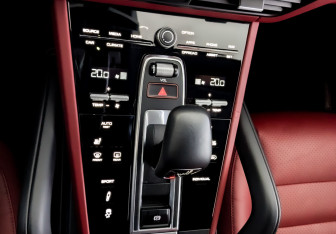 Подержанный автомобиль Porsche Cayenne 2018 года (27 фото)