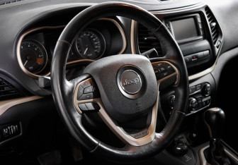 Подержанный автомобиль Jeep Cherokee 2014 года (13 фото)