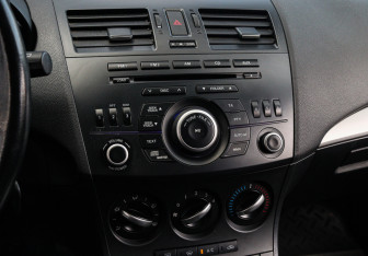Подержанный автомобиль Mazda 3 Hatchback 2012 года (14 фото)