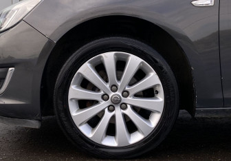 Подержанный автомобиль Opel Astra Hatchback 2012 года (9 фото)