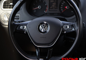 Подержанный автомобиль Volkswagen Polo Sedan 2015 года (12 фото)