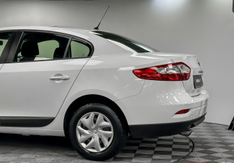 Подержанный автомобиль Renault Fluence 2014 года (20 фото)