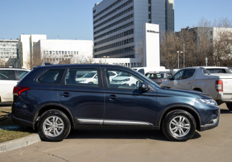 Подержанный автомобиль Mitsubishi Outlander 2021 года (3 фото)