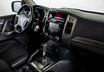 Подержанный автомобиль Mitsubishi Pajero 2019 года (10 фото)